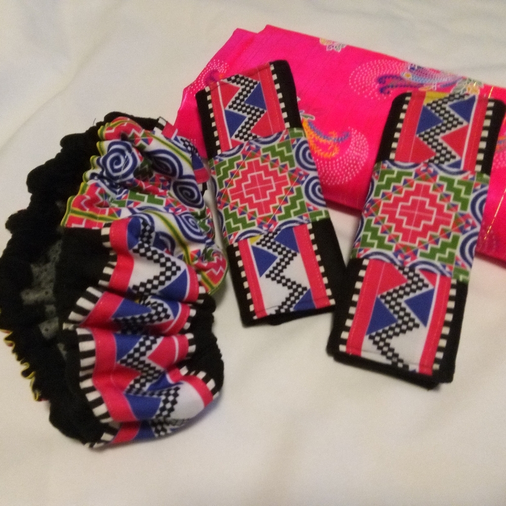 Steering wheel cover and seat belt cushions set.